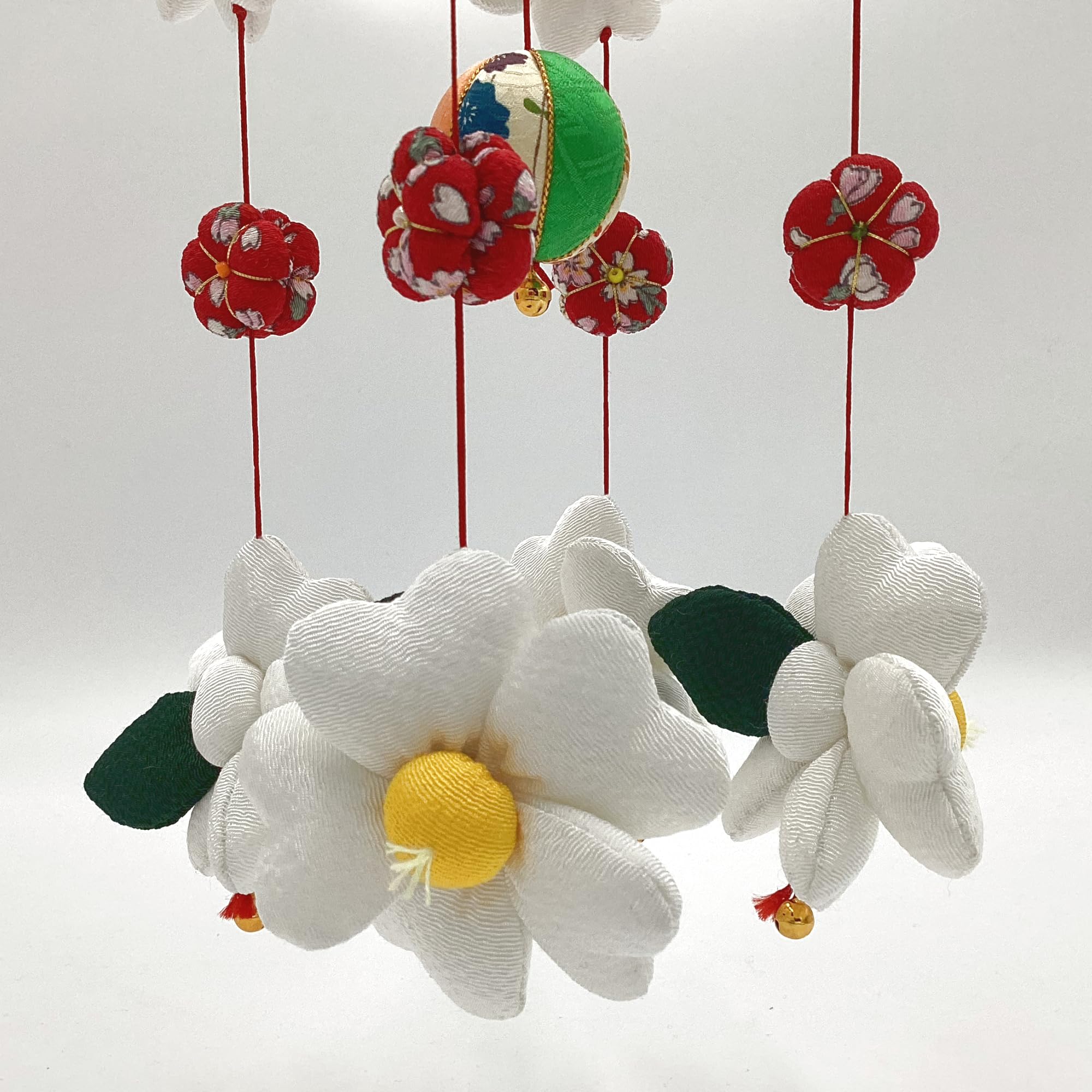 新春を飾る椿の輪飾り 　さげもん ちりめんハンドメイド Amazon.co.jp: 京佑 日本製 和雑貨 ちりめん 正絹 輪飾り 五本吊り 約